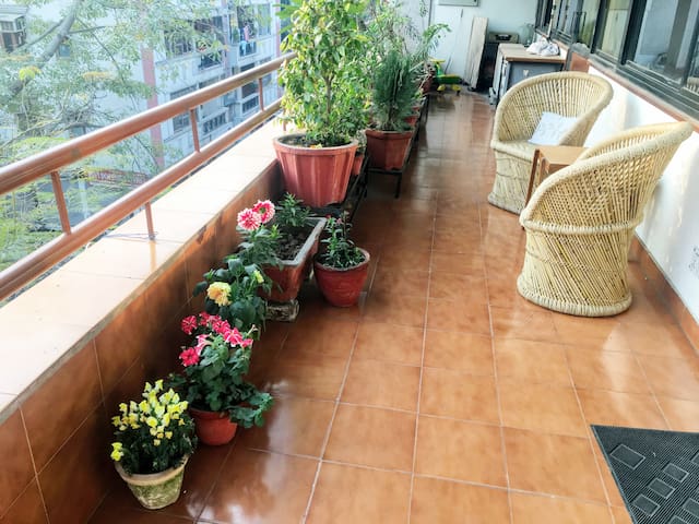 Sunny, Airy, Huge Room & Balcony - 1 min frm Metro