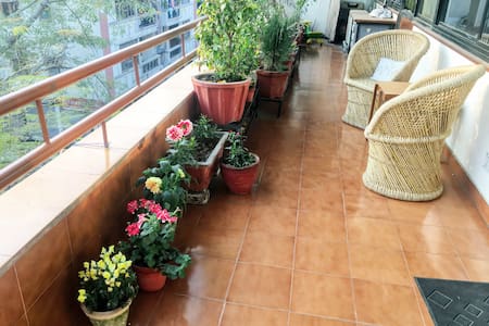 Sunny, Airy, Huge Room & Balcony - 1 min frm Metro
