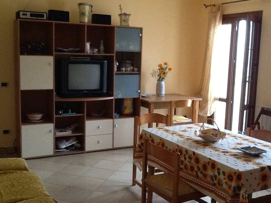Soggiorno cucina con balcone