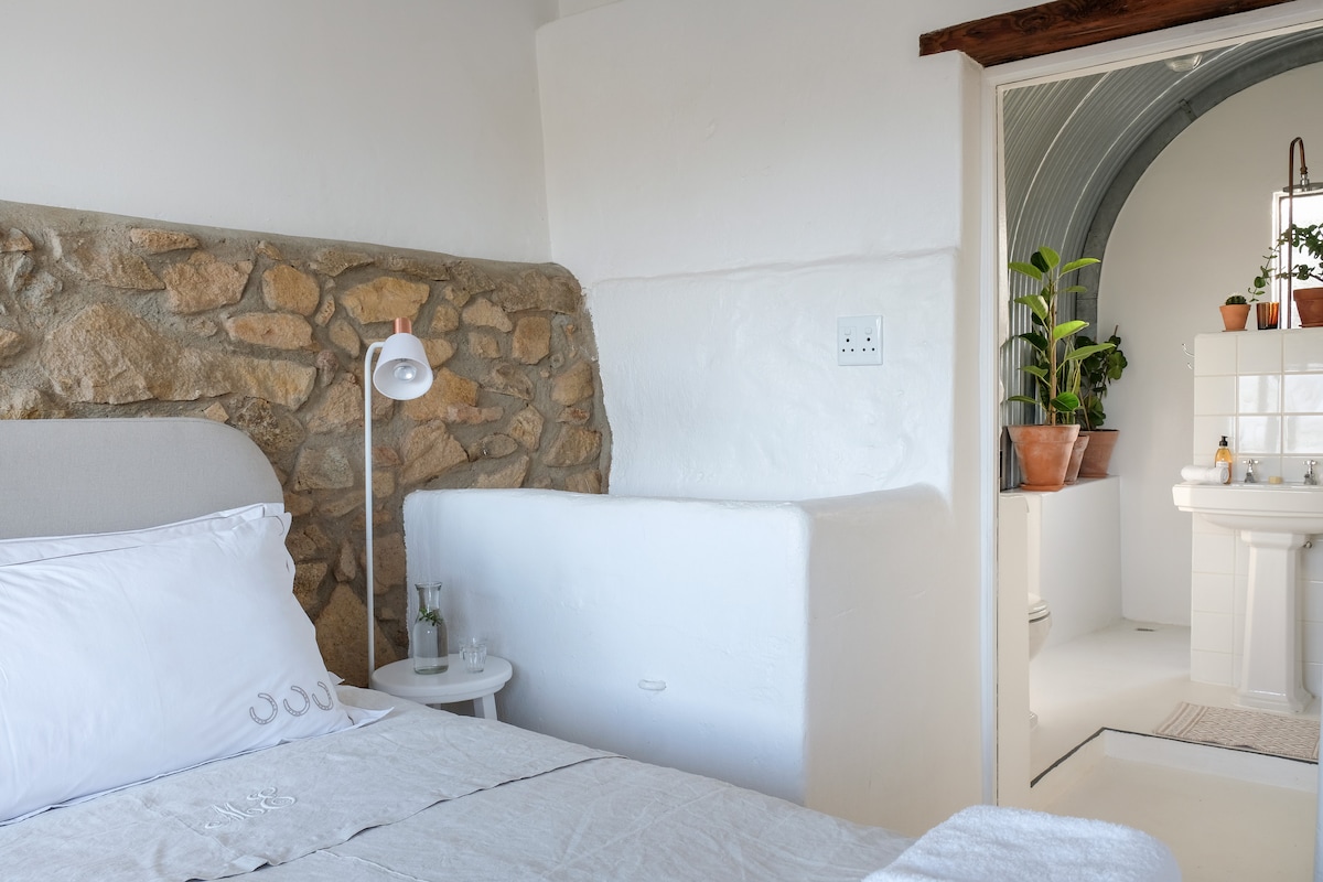 חדר שינה זוגי עם שתי מיטות יחיד וחדר רחצה צמוד. ניתן להפוך בקלות למיטה מתקפלת לפי בקשה.