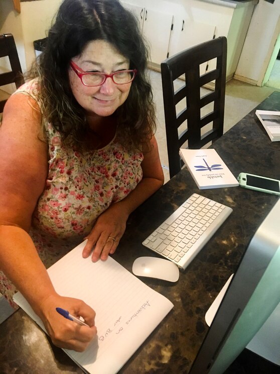 Show full-screen, host-provided image