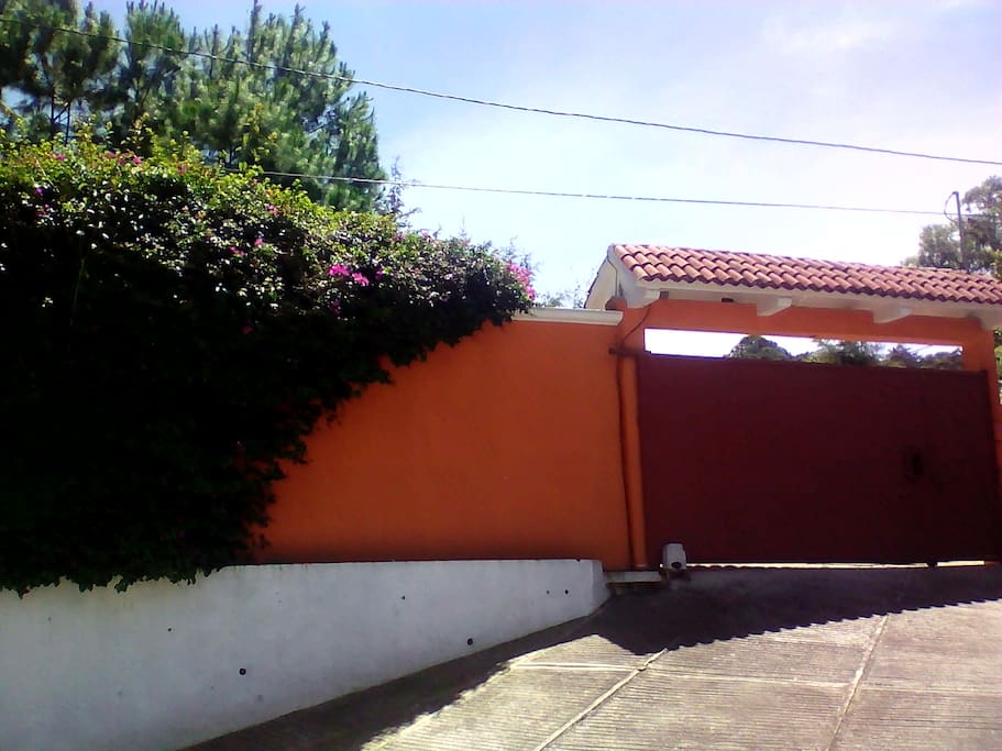 Acceso parqueo privado