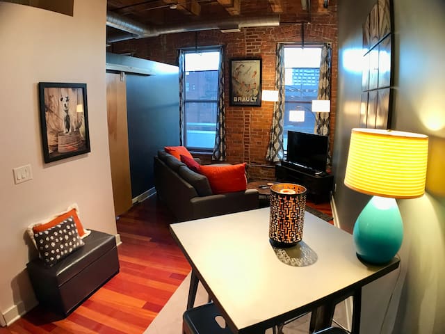 Updated Central Downtown Loft for Concerts & More!
