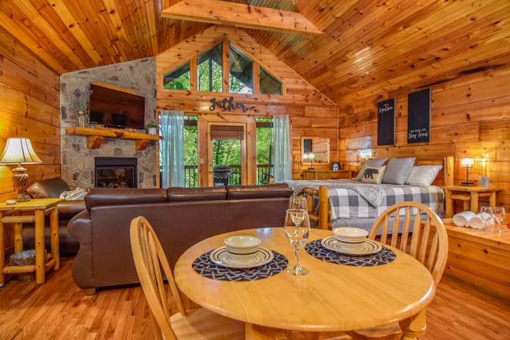 Cabin Mins Away from Attractions, Hot Tub King Bed