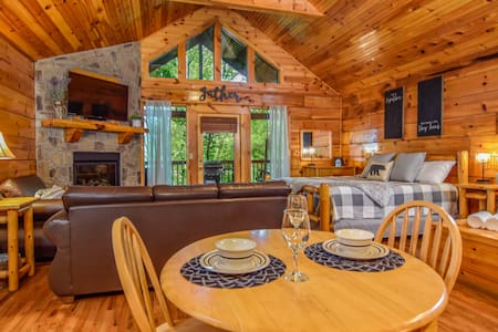 Cabin Mins Away from Attractions, Hot Tub King Bed