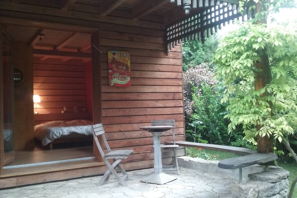 chambre donnant sur terrasse privative avec accès sur jardin
