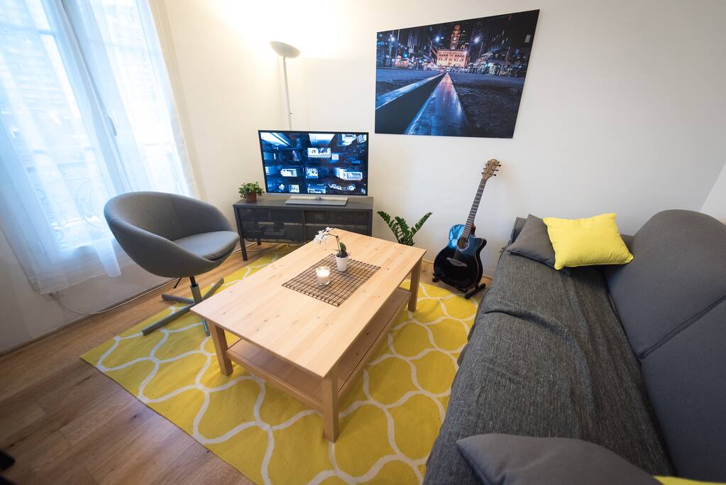 La partie salon permet un vrai moment de détente, le canapé de 180cm d'assise, permet à 3 personnes de s'assoir confortablement. (la Guitare n'est plus dans l'appartement)