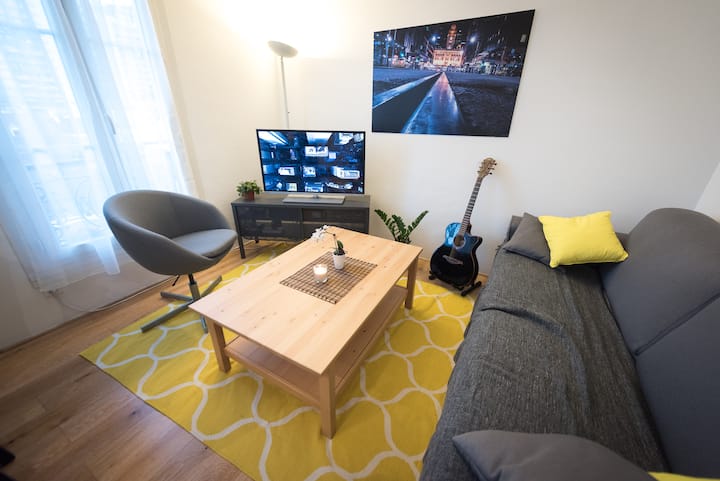 リビングルームの部分は、180 cmの座席のソファでリラックスでき、3人が快適に座ることができます。（ギターはもうアパートにはありません）