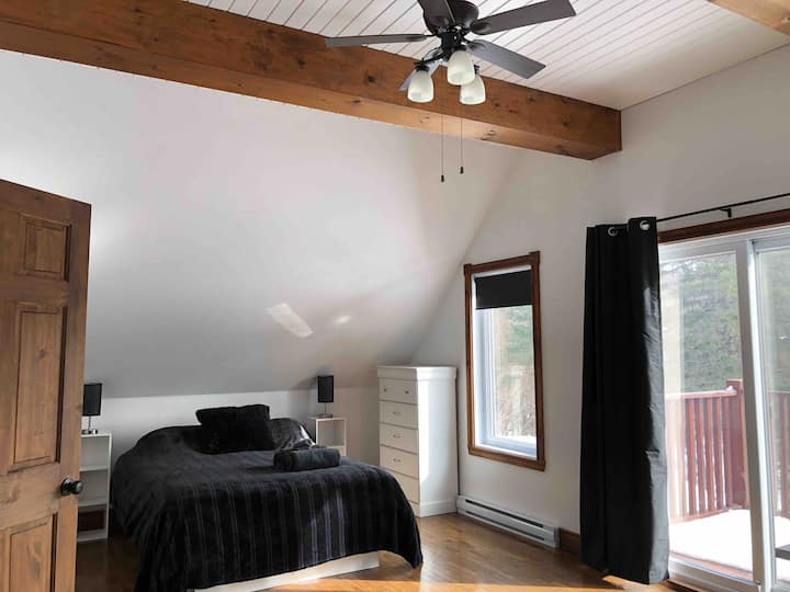 Habitación de los maestros con techo catedral