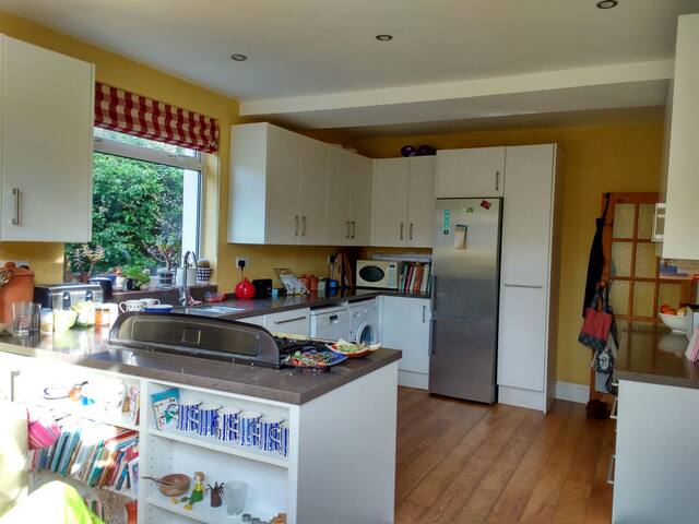 Spacious, comfy entire family home close to centre gallery image 3
