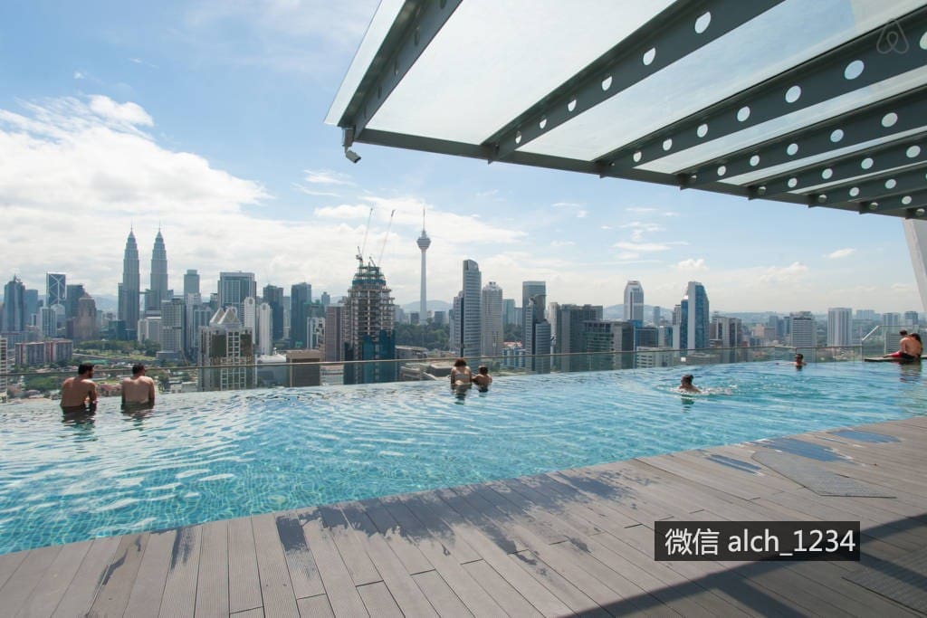 Skypool and the top floor gardern next to the Skypool - Photo by previous Regalia guest Mr. Kev
在顶楼无边泳池享受吉隆坡市的全景
