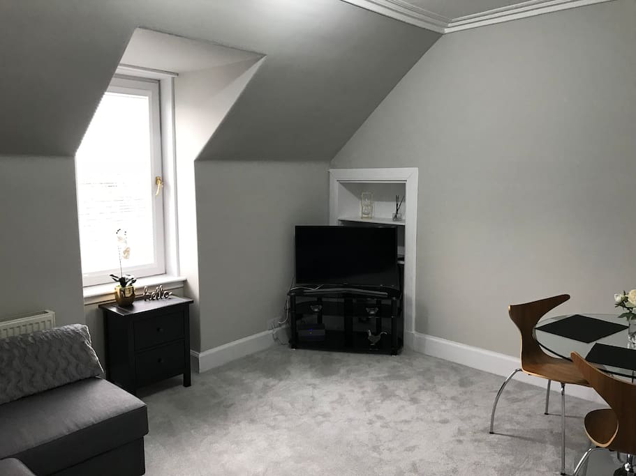 Spacious airy living room with smart TV. (Netflix, YouTube, Spotify etc available)