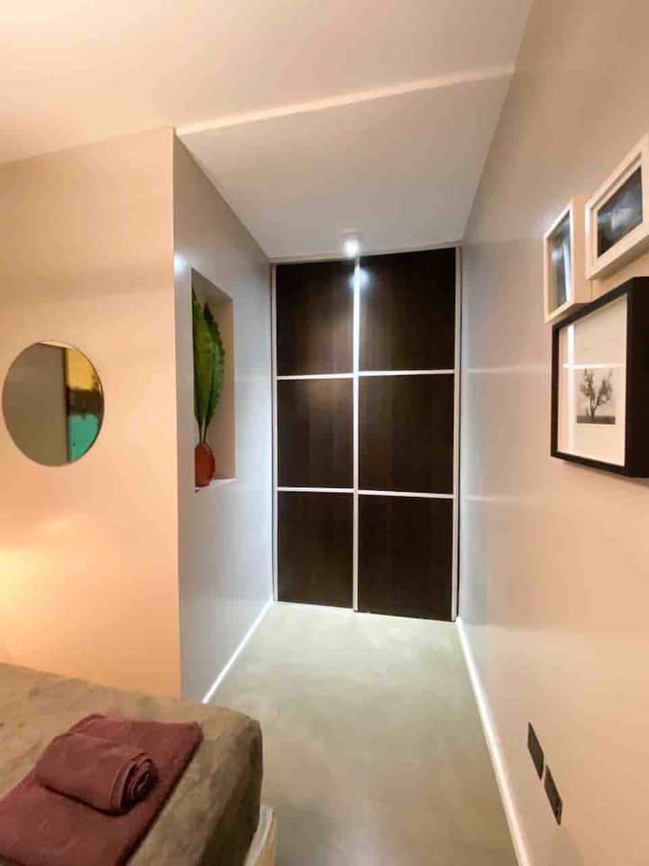 Hii hapa ni picha ya vyumba vyetu mahususi ambavyo vyote vinajumuisha safisi za kujitegemea ili kuweka mali yako wakati wa ukaaji wako...