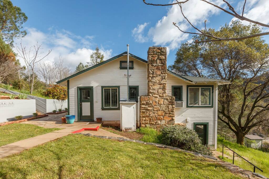 *Winter Special!* The Hygge Hillside Cottage Cottages for Rent in Mariposa, California, United