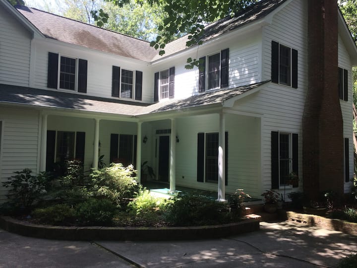 Private and Peaceful 12 Bedroom Suite and Pool Houses for Rent in