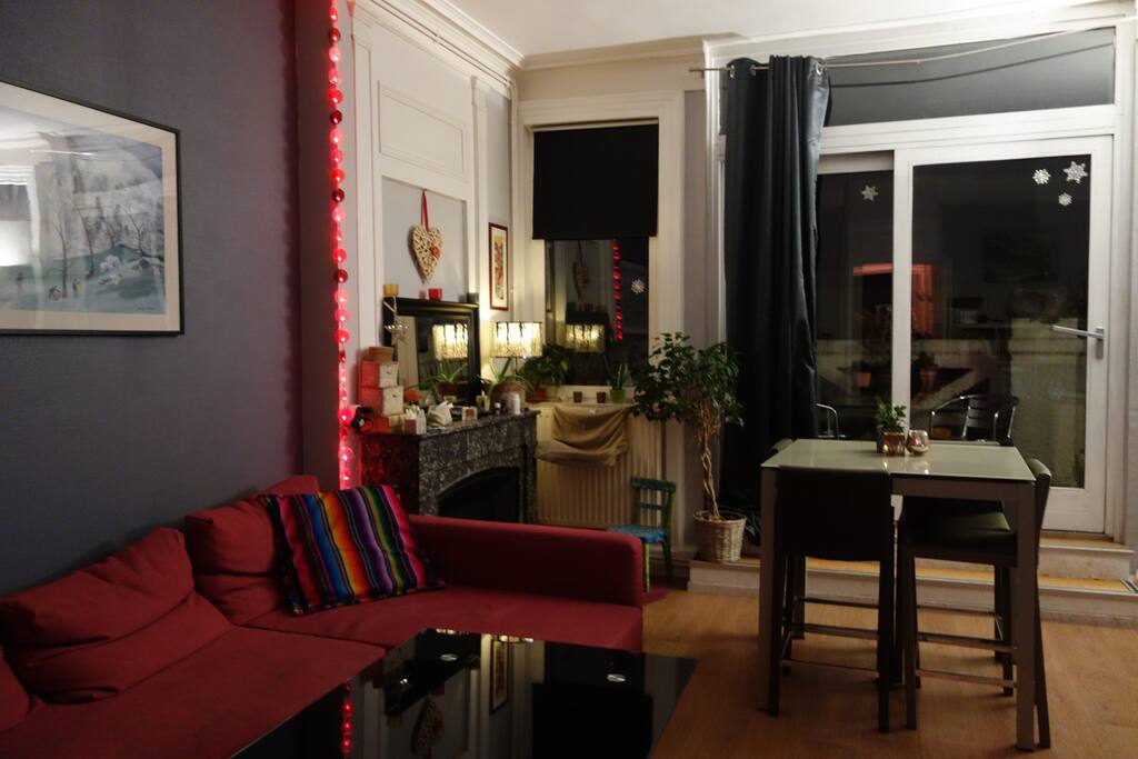 le salon salle à manger qui donne sur la terrasse, canapé lit convertible.