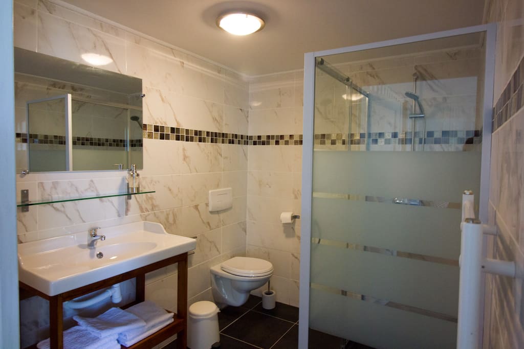 Salle de bain avec douche à l'italienne
