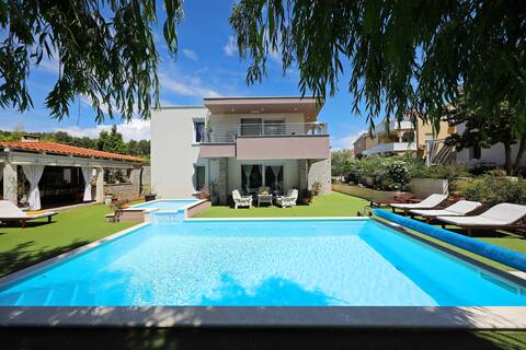 Villa with pool and sauna
