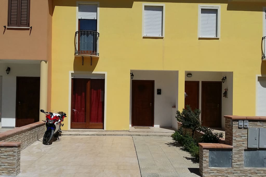 Ingresso villa a schiera con posto auto di proprietà per 2 auto