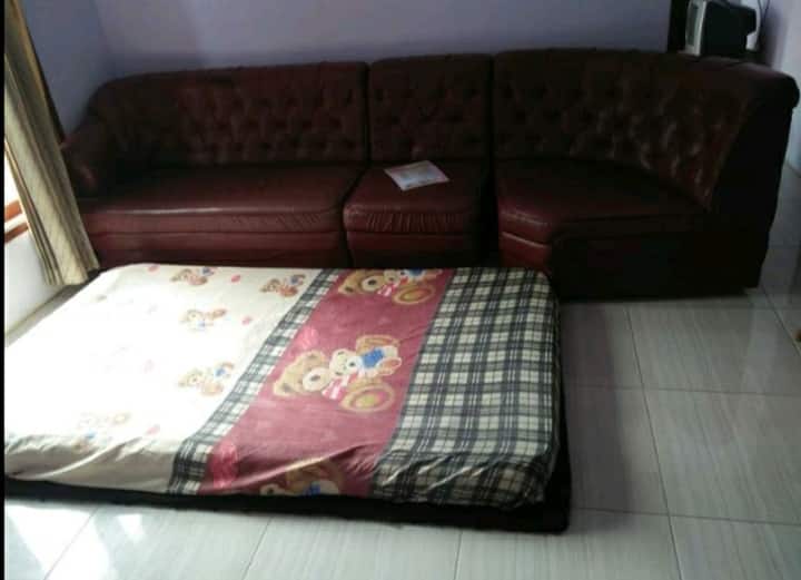 Dnevni boravak i madrac na podu i televizija