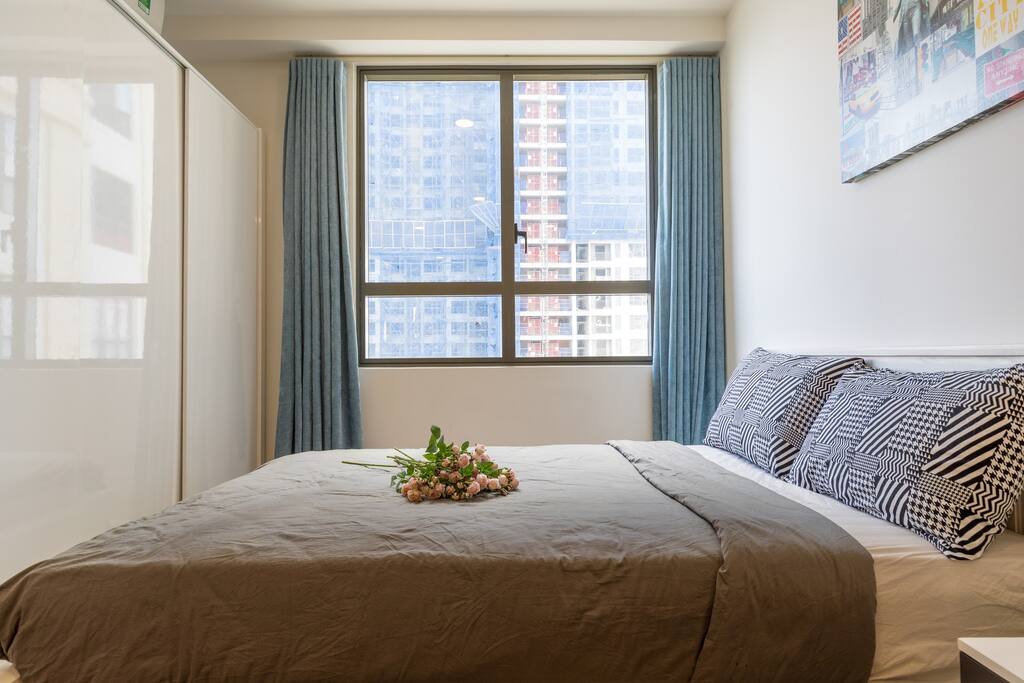 Bolder, better: my apartment is the symphony of luxury, with city views, comfortable and modern bedroom, cozy bathroom.
Invite friends over for evening cocktails, or indulge with the entire space to yourself. Sounds an experience, doesn’t it?