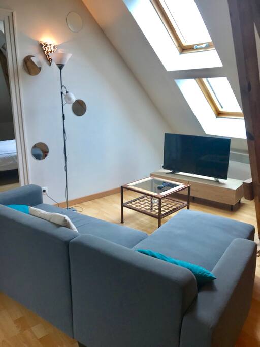 Coin salon avec écran plat