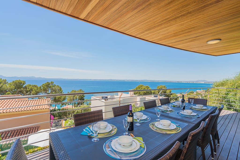 Terrace with large table and sea view