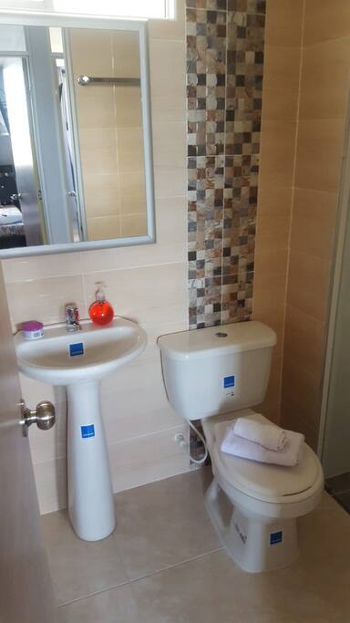 Bathroom with shower/ Baño con ducha