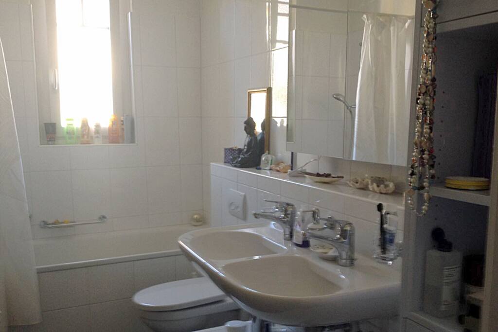 Badezimmer mit Badewanne
