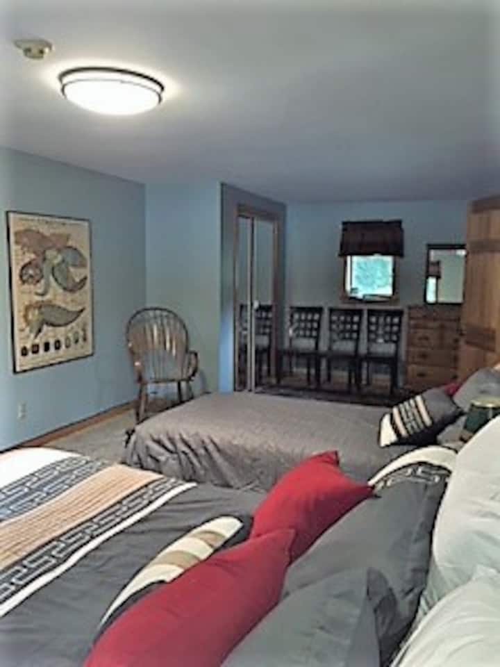 Velika soba s bračnim krevetom i bračnim krevetom.