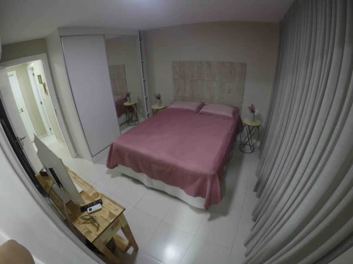 APARTMÁN: Izba s manželskou posteľou, káblovou televíziou, klimatizáciou a kúpeľňou.