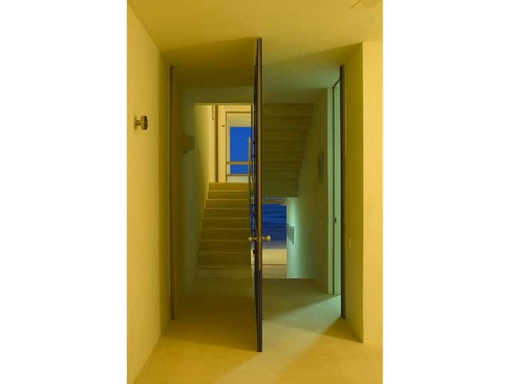 Holli, shihet nga dhoma e gjumit 2. 