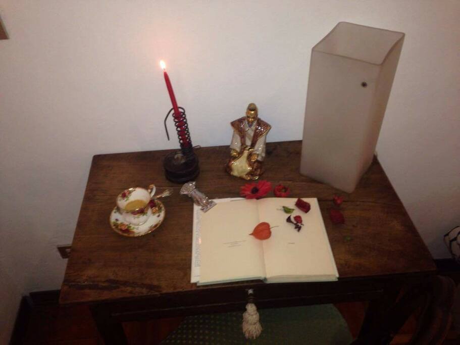 scrittoio nell'angolo notte