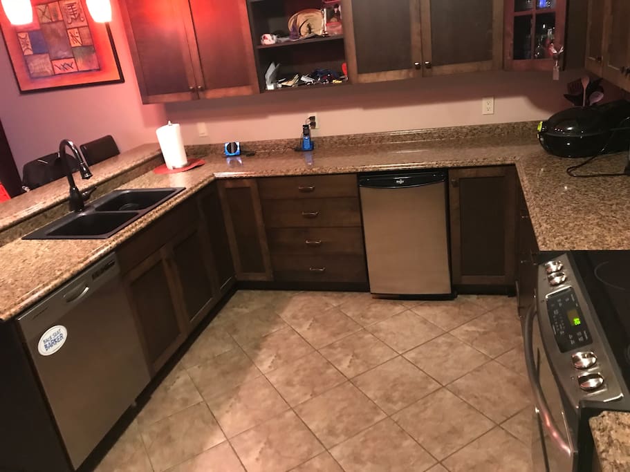 Dishwasher, oven, drink fridge