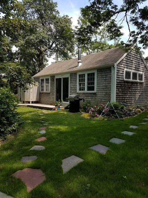 Songbird Studio- Secluded but close to everything!