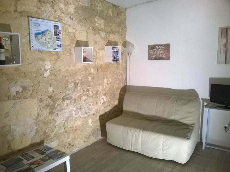 Pièce princiaple du studio en pierre