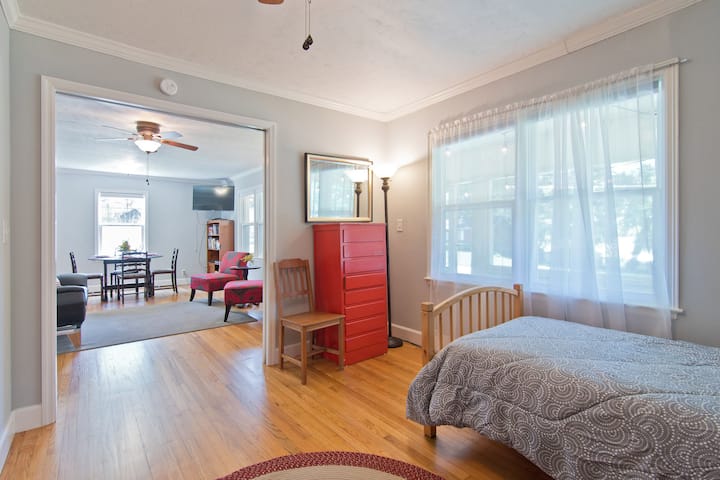 Dieses Schlafzimmer ist mit dem Wohnzimmer verbunden.