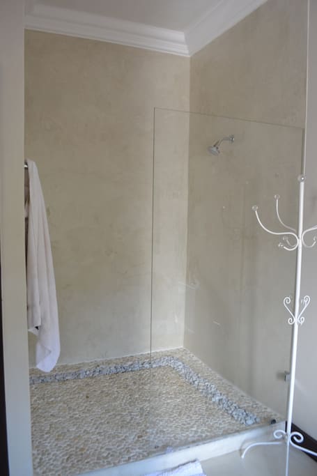 SHOWER ROOM 2