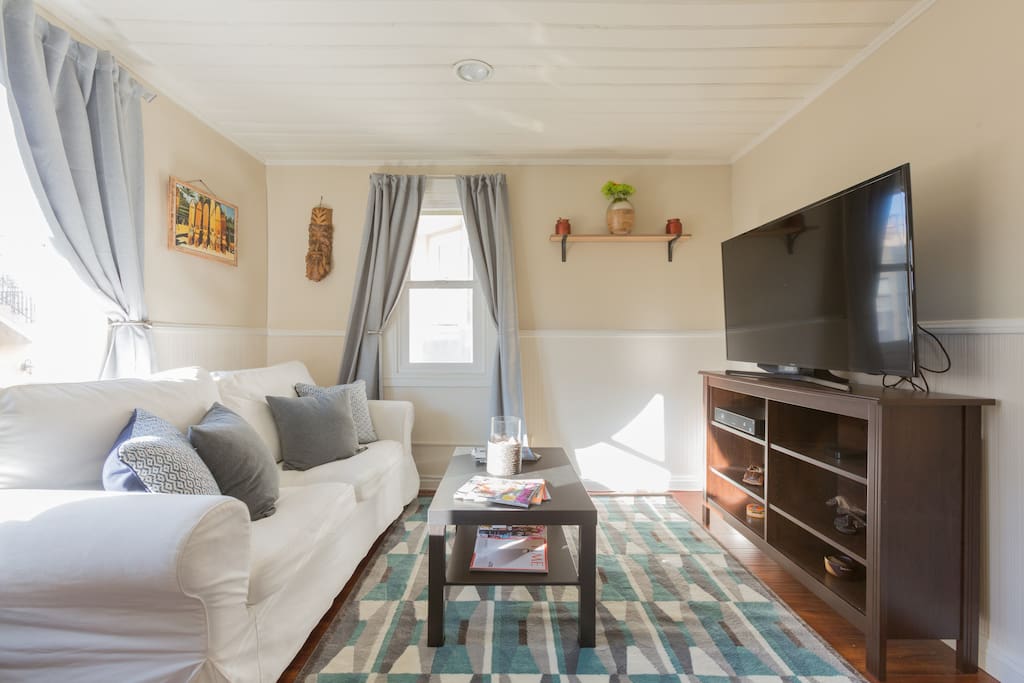 Living room w/ 50" Smart TV (and cable), pull out sofa bed, & lots of magazines.