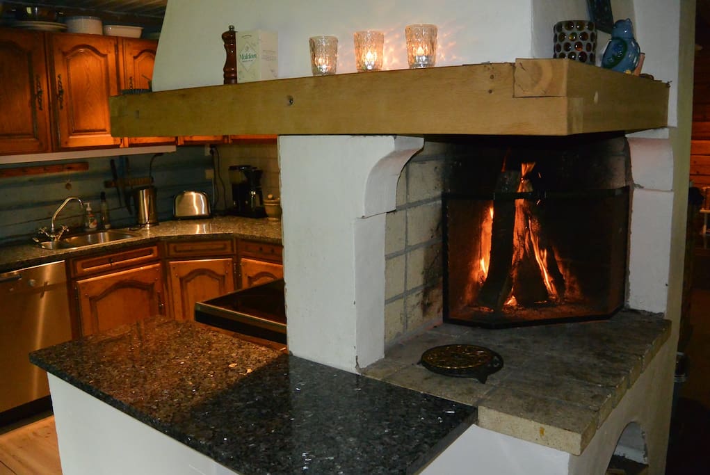 Open between living room and kitchen, fireplace