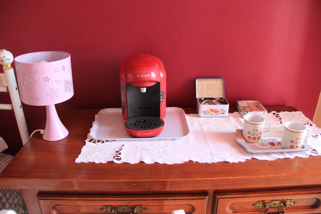 Sur notre bureau de style, vous trouverez un petit percolateur pour vous faire sur le pouce un café expresso ou bien la tisane de votre choix.