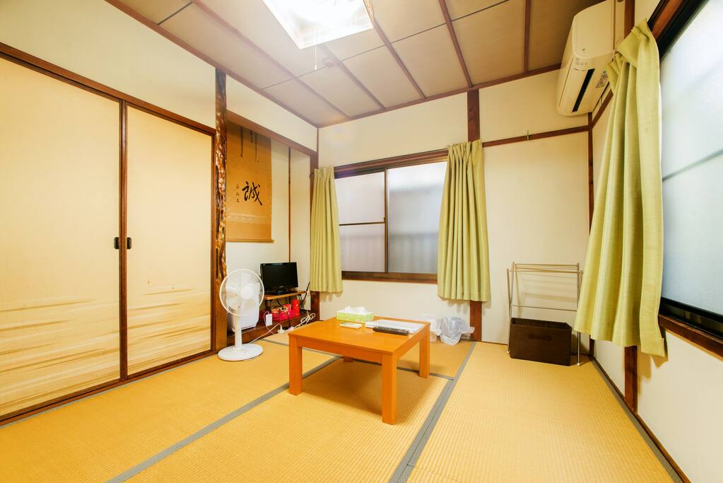 This is your private room. Enough space for 3 people.
個室です。3人で過ごすのに十分なスペースです。