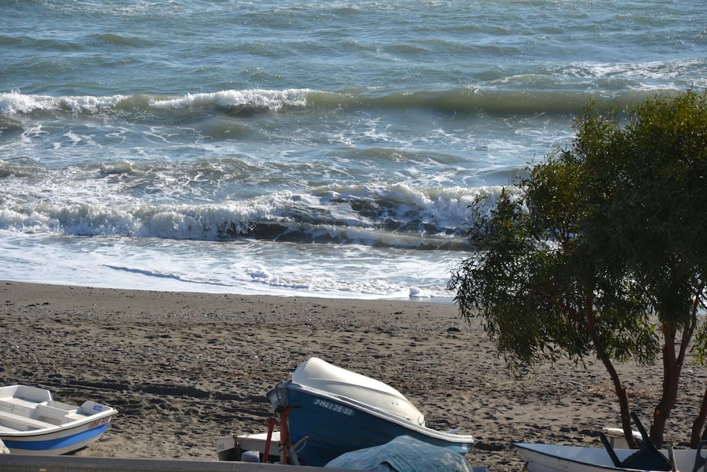 Zona de playa con arena.
Sand beach area.
Sandstrand.