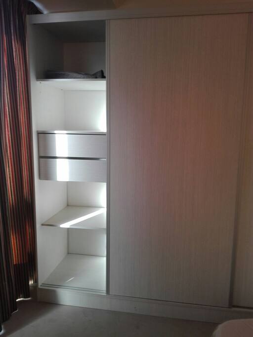 placard super cómodo con puertas corredizas, amplio y moderno.