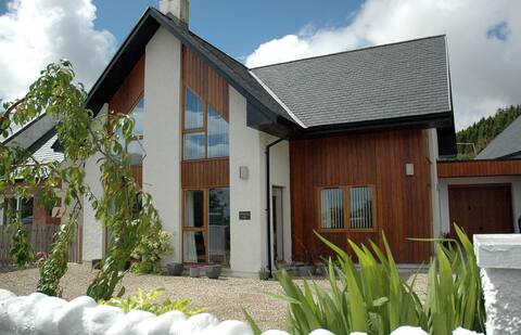 Modern Luxury 4 Bedroom House in Perfect Location