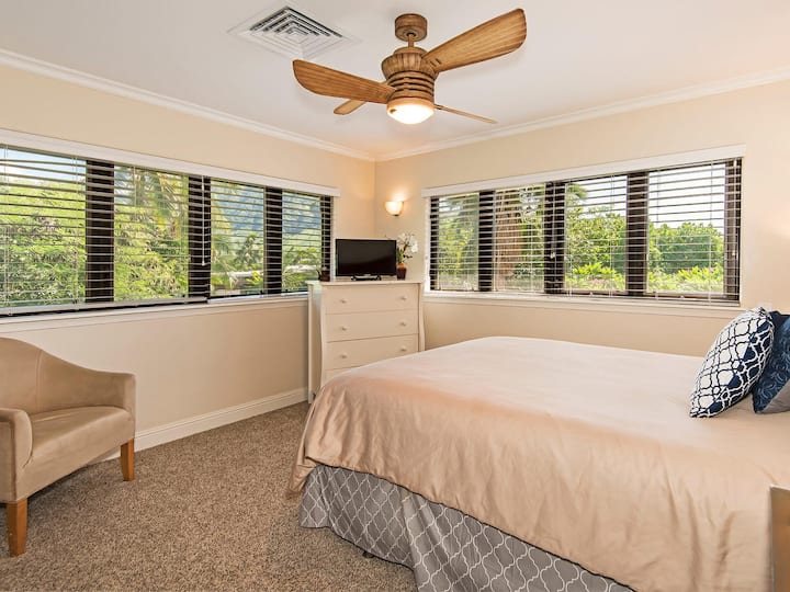 Ruime 2e slaapkamer met queensize bed met uitzicht op het zwembad