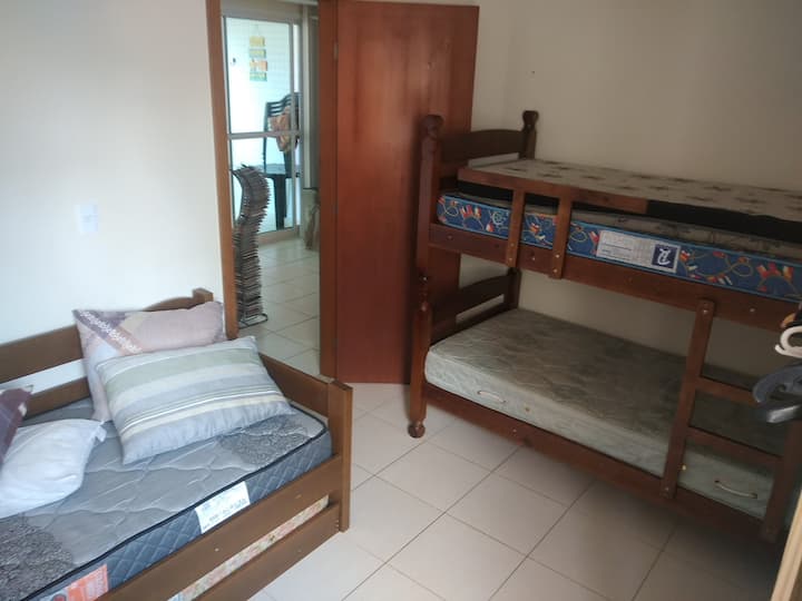 Cucheta y sofá cama con cama auxiliar en el dormitorio de invitados. 