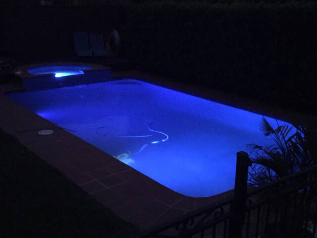 1921 15kms from Syd CBD w mineral Pool Spa parking gallery image 3