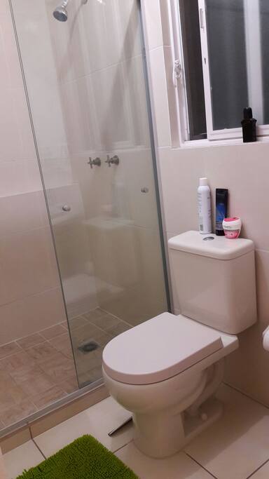 Baño completo con agua caliente las 24hrs