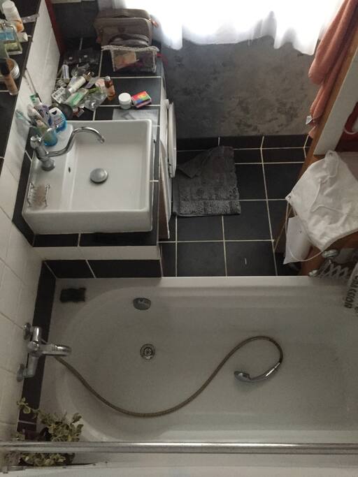 Salle de bain avec baignoire